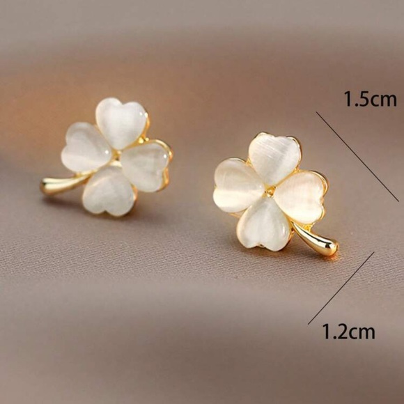 🌻
 Clover Earring 🍀 - Picture 2 of 4